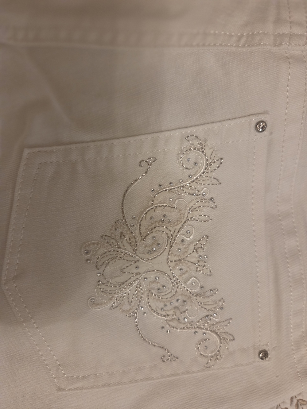 White House Black Market Women's White Slim Jeans - Picture 10 of 10